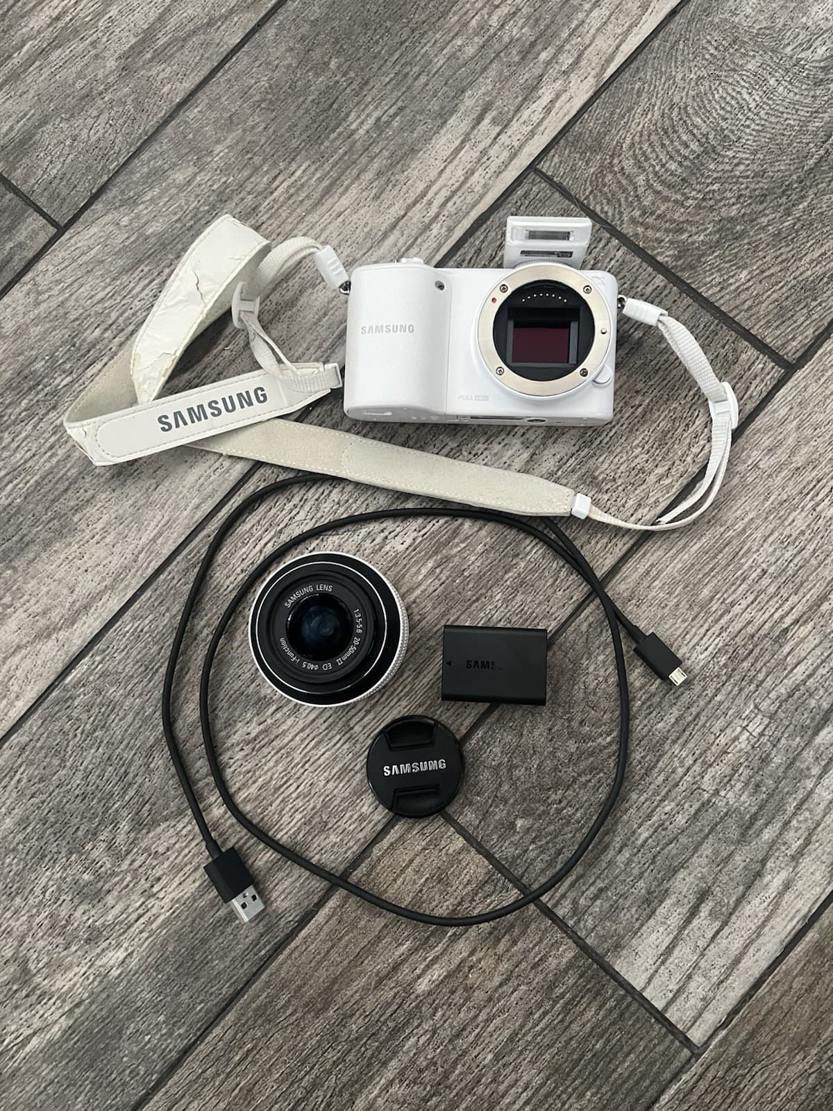 Samsung NX2000 Smart Wi-Fi Mirrorless Touchscreen Digital Camera W 20-50mm Lens