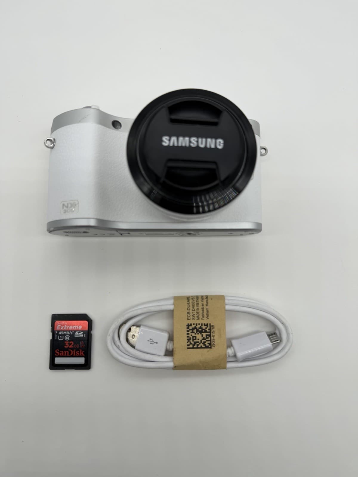 Samsung NX300 Mirrorless Digital Camera – White – Lens